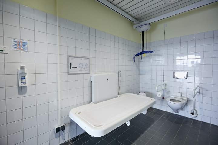 Die Rollstuhltoilette (Raum 6.10.13) im Foyer wurde zu einer »Toilette für alle« mit höhenverstellbarer Wandklappliege für Erwachsene, Deckenlifter und einem luftdicht verschließbaren Windeleimer erweitert.<br />Foto: © Lars Behrendt / Messe Karlsruhe