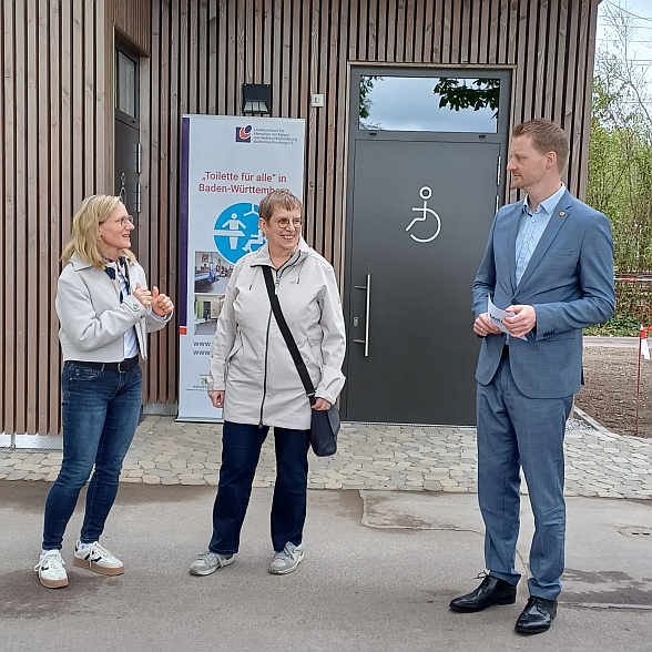 Fachsimpeln über die „Toilette für alle“ (v.l.n.r.): Petra Ott (Leiterin des Fachbereichs Partizipation und Integration), LVKM-Geschäftsführerin Jutta Pagel-Steidl, OB Simon Gröger<br>Foto: © Beate Gärtner