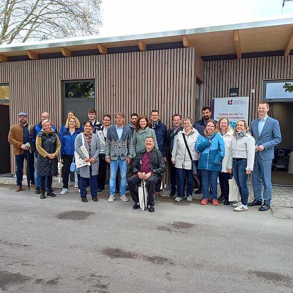 Die Freude über die neue öffentliche Toilettenanlage am Seeufer ist riesig. Vertreter der Stadt Radolfzell, des Gemeinderates, der beteiligten Firmen, des LVKM und der regionalen Selbsthilfe behinderter Menschen vor dem Gebäude.<br>Foto: © Beate Gärtner