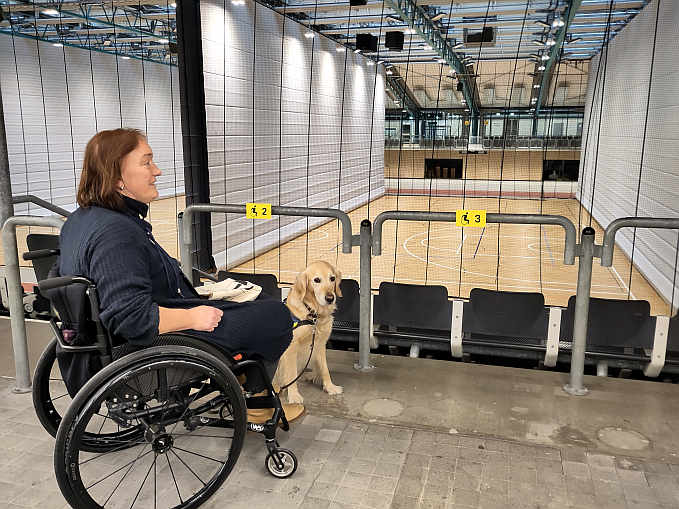 Die sanierte Europahalle Karlsruhe bietet rund 4.800 Zuschauerplätze einschl. Plätze für Menschen im Rollstuhl und mit Assistenzhund. Die Karlsruher Beauftragte für Menschen mit Behinderungen, Ulrike Wernert, testete die Plätze beim Rundgang durch die Halle.