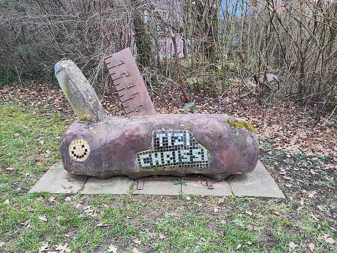 ...mit Skulpturen am Wegesrand...