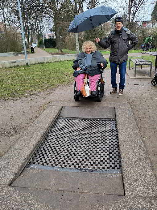 ...und barrierefreien Spielplätzen. Über das barrierefreie Trampolin freuen sich Gemeinderätin Esther Grunemann und ihr Mann Lutz.