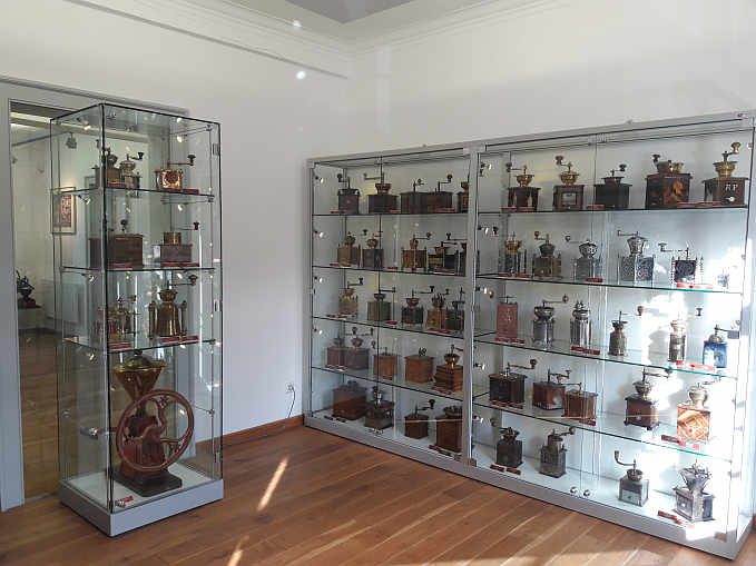 Keine Kaffeemühle gleicht der anderen. Über 1000 Exponate sind im Kaffeemühlenmuseum Wiernsheim zu bestaunen. Außerdem gibt es noch einen Shop und ein Museumscafé.