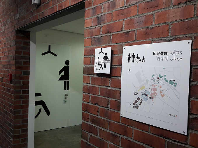 Bereits aus der Ferne zeigt das Symbol »Toilette für alle« den Weg zum „stillen Örtchen“