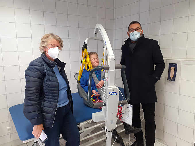 Die „Toilette für alle“ hat den Test mit Bravour bestanden. Darüber freuen sich (v.l.n.r.) Ursula und Anne Hoffmann, Sozialbürgermeister Yalcin Bayraktar.