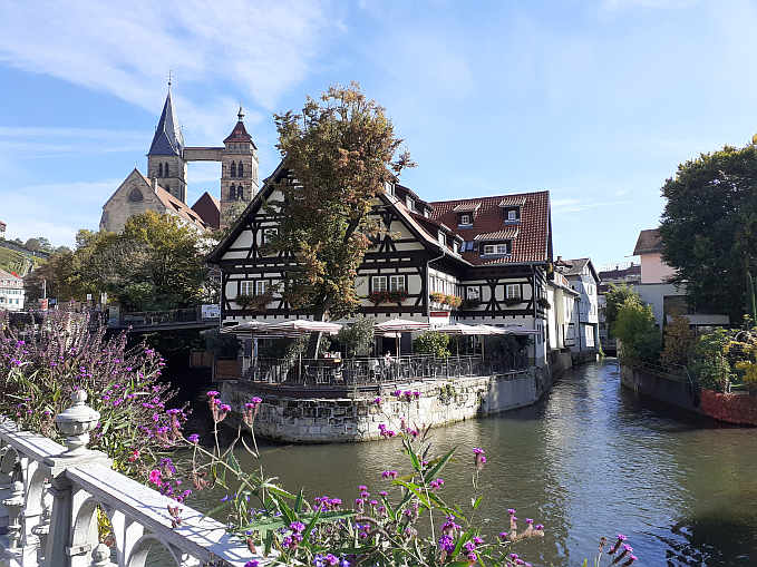 Von der Agnesbrücke über den Roßneckarkanal sind es nur noch wenige Schritte zur Altstadt und zur „Toilette für alle“ im Agneshof...