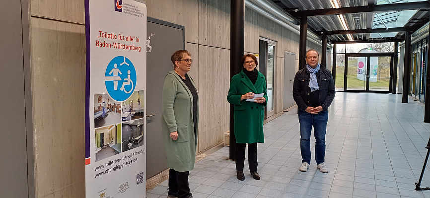 Grußworte bei der Eröffnung der „Toilette für alle“ in der Europahalle; v.l.n.r. LVKM-Geschäftsführerin Jutta Pagel-Steidl, Staatssekretärin Dr. Ute Leidig, Baubürgermeister Daniel Fluhrer<br>Foto: © Svenja Felder