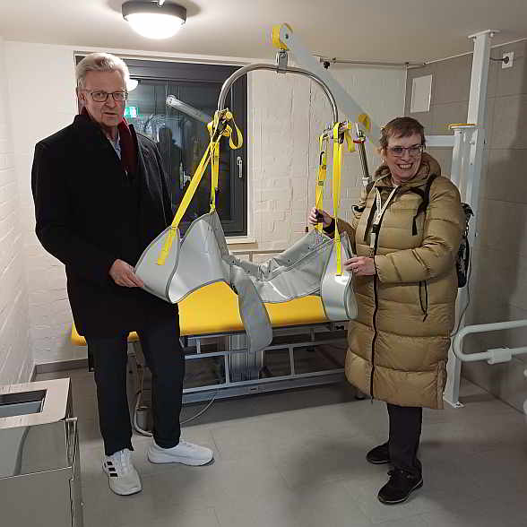 Gemeinsam erläutern Erster Bürgermeister Ulrich von Kirchbach und LVKM-Geschäftsführerin Jutta Pagel-Steidl die Besonderheiten der „Toilette für alle“ .<br>Foto: © Beate Gärtner