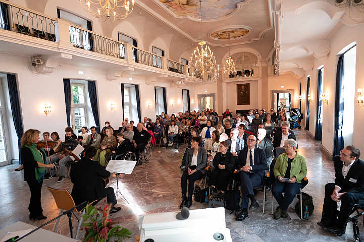 Der Festsaal der Karlsburg in Karlsruhe-Durlach bot den würdigen Rahmen für die Preisverleihung des „Inklusion Plus Award 2024“ des LSK BW.<br>Foto: © LSK BW