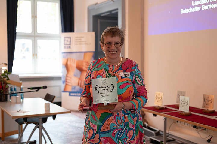 Die Freude über den Preis ist riesig: LVKM-Geschäftsführerin Jutta Pagel-Steidl präsentiert den Preis.<br>Foto: © LSK BW