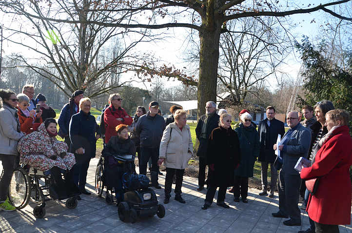 Großes Interesse bei der offiziellen Eröffnung der »Toilette für alle«. Mit dabei waren Mitglieder des Gemeinderates, der Verwaltung, der AG Barrierefreiheit und der Selbsthilfe behinderter Menschen<br />Foto: © Mara Sander