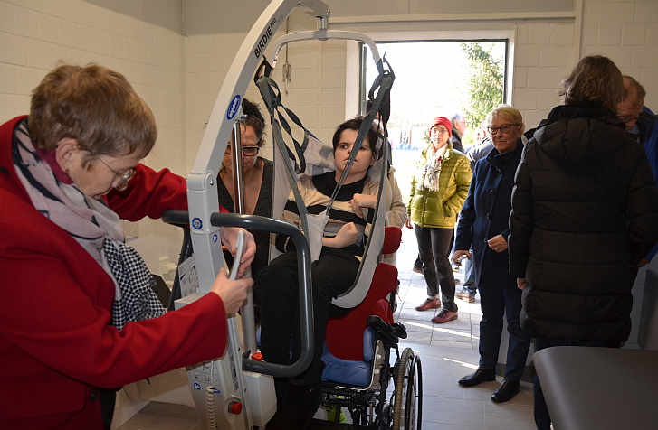 ... unter dem aufmerksamen Blick der Gäste wieder zurück in den Rollstuhl. Die »Toilette für alle« hat ihren ersten öffentlichen Praxistest bestanden.<br />Foto: © Mara Sander