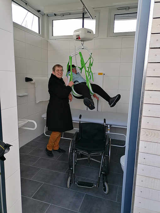 Strahlende Gesichter bei Jutta Pagel-Steidl und Corinna Mader über den gelungenen Check der „Toilette für alle“ <br />Foto: Beate Gärtner