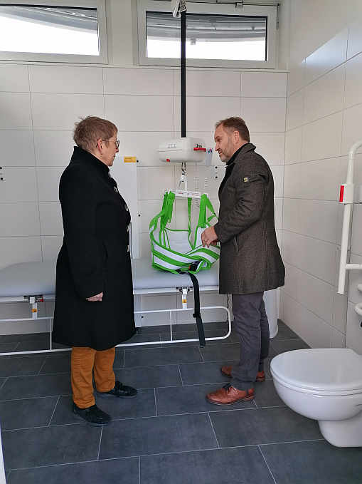 LVKM-Geschäftsführerin Jutta Pagel-Steidl erläutert Bürgermeister Matthias Weckbach die Besonderheiten der „Toilette für alle“ ...<br />Foto: Beate Gärtner