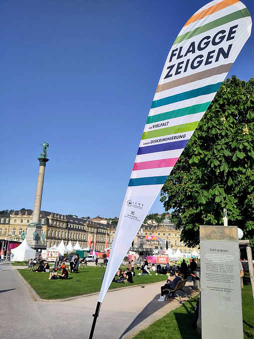 Flagge zeigen. Für Vielfalt. Gegen Diskriminierung - Veranstaltung der Landes-Antidiskriminierungsstelle auf dem Stuttgarter Schlossplatz
