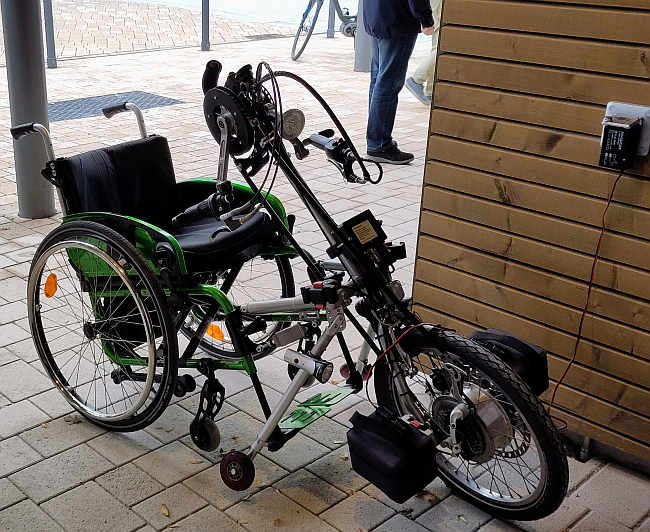 Unterwegs eine Pause machen, den Akku des Rollstuhlfahrrades aufladen und zur Toilette gehen ... am neuen Fahrrad Drehkreuz Kronau ist dieses (und noch viel mehr) möglich.
