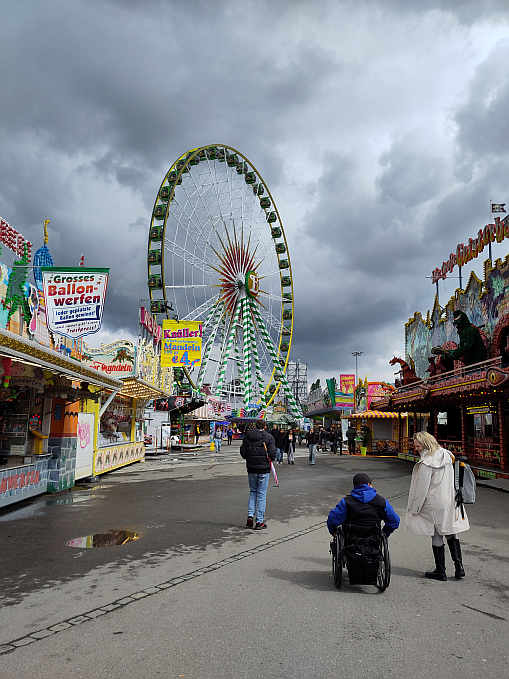Bereits aus der Ferne ein Anziehungspunkt: das Riesenrad Bellevue beim Frühlingsfest auf dem Cannstatter Wasen