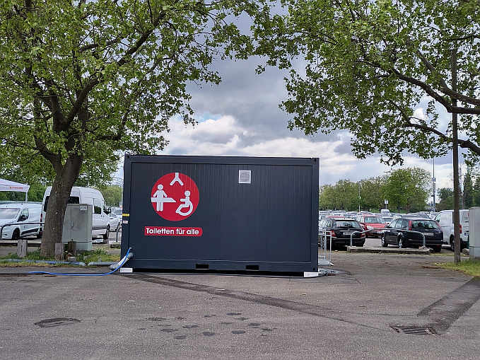 Beim Eingang zum Frühlingsfest und in der Nähe der Rollstuhlparklätze (P10) ist erstmals der Standort eines Sanitärcontainers mit einer „Toilette für alle“ .