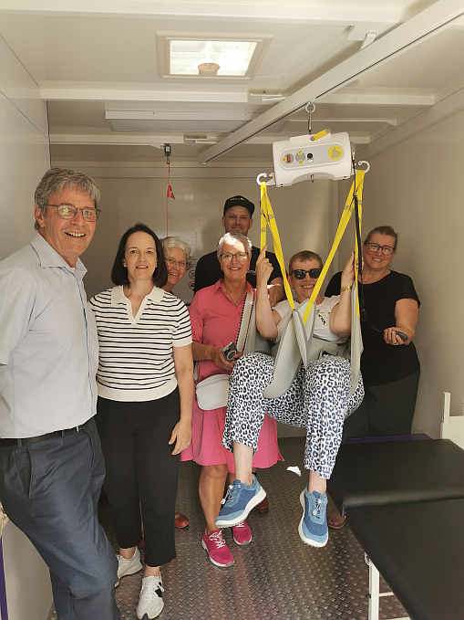 Sie sind überglücklich über das Leuchtturmprojekt „mobile barrierefreie Toilette für alle“ . Klaus Schmid (Vorstand Barbara-Carl-Stiftung), Alexandra Sieberer (Geschäftsführerin der direct help better future), Heika Dörflinger (Vorsitzende des Vereins für Menschen mit Körperbehinderung im Kreis Lörrach), Jonas Lucas (Projektleiter der Herstellerfirma Bamoto), Ulrike Krämer (Kreisbehindertenbeauftragte Lörrach), Jutta Pagel-Steidl (LVKM-Geschäftsführerin), Silke Herzog (stellvertretende ehrenamtliche Oberbürgermeisterin Lörrach).<br>Foto: © Beate Gärtner