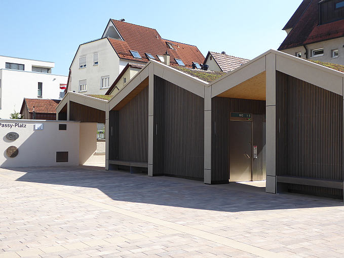 Die markante Dachform der öffentlichen Toilettenanlage erinnert an die Berge rund um Pfullingens französischer Partnerstadt Passy
