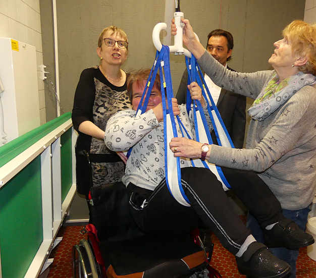 Elisabeth und Angelika Hönle zeigen, wie der Transfer vom Rollstuhl auf die Liege gelingt...<br />Foto: © Mara Sander