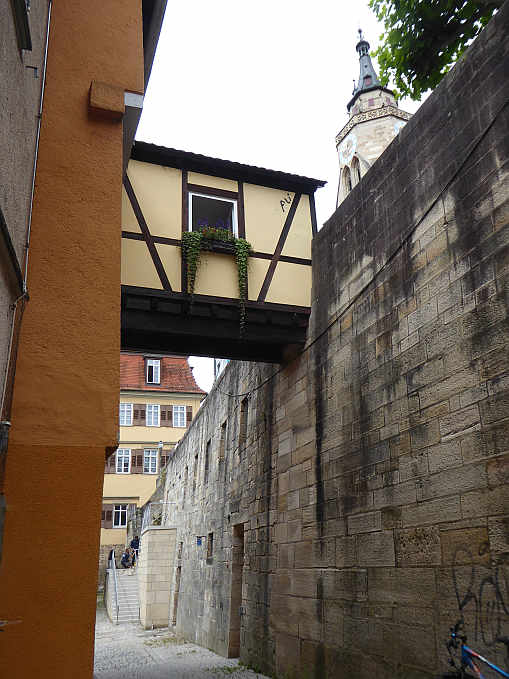 Die »Toilette für alle« ist in der Stützmauer unterhalb der Stiftskirche eingebaut - in unmittelbarer Nähe zu dem Überbau der Clinicumsgasse.
