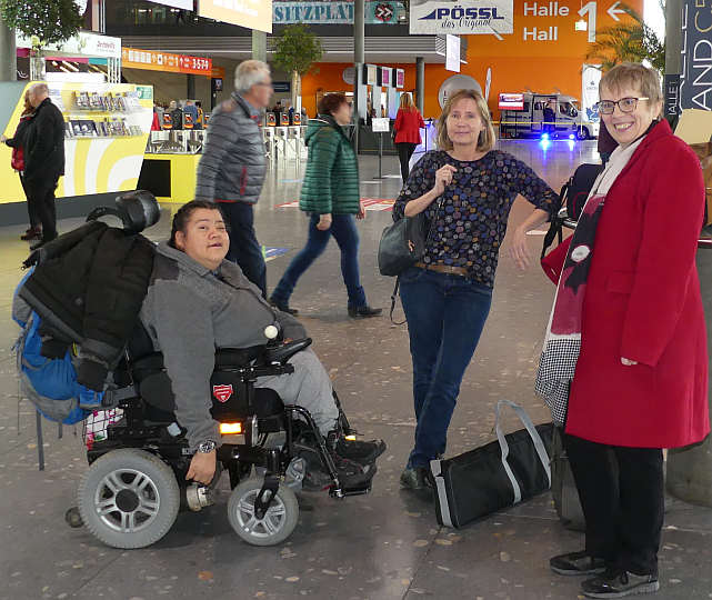 Auf dem Weg zur offiziellen Eröffnung am Rande der Urlaubsmesse CMT. Inklusionsbotschafterin Natascha Cid mit Assistentin Sabine Pose, LVKM-Geschäftsführerin Jutta Pagel-Steidl (v.l.n.r.)<br />Foto: © Mara Sander