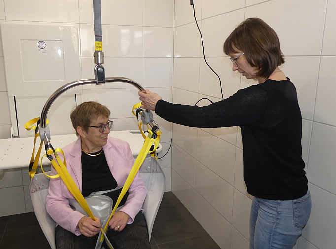 Jutta Pagel-Steidl und Beate Gärtner zeigen die Funktionsweise der „Toilette für alle“ <br />Foto: © Mara Sander