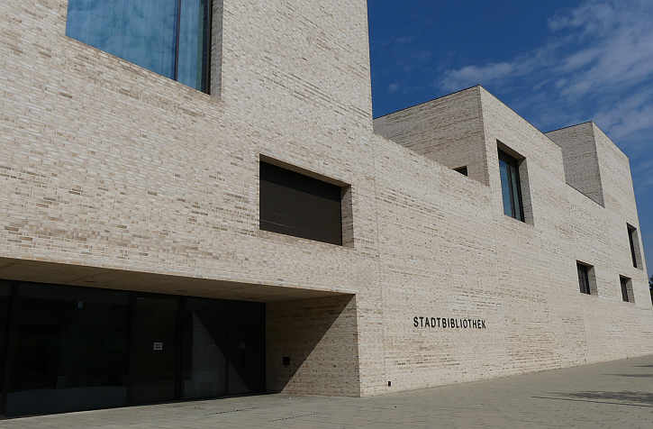 Die 2017 eröffnete neue Stadtbibliothek Heidenheim am Willi-Brandt-Platz liegt zentral mitten in der Stadt und ist ein offenes Haus für alle.<br />Foto: © Mara Sander