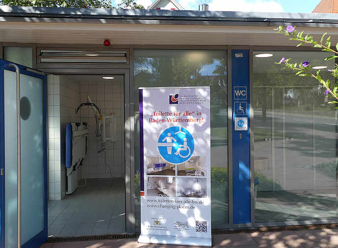 Gerade in der Coronakrise, in der viele Familien den Urlaub zuhause verbringen, bedeuten »Toiletten für alle« in beliebten Ausflugsziele mehr Lebensqualität. Jüngstes Beispiel ist die Eröffnung einer »Toilette für alle« auf dem unteren Marktplatz in Freudenstadt. Das blaue Logo mit Liege, Rollstuhl, Assistenz und Lifter zeigt den Weg. <br />Foto: © Mara Sander