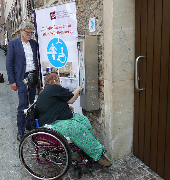 Unter dem Blick von Bürgermeister Alexander Kreher schließt Helga Jansons mit dem Euro-Schlüssel die Tür auf...<br />Foto: © Mara Sander