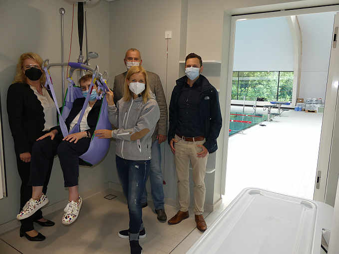 Die Freude über die neue »Toilette für alle« im Eichbottbad ist groß. V.l.n.r.: Marion Rathgeber-Roth (Landratsamt Heilbronn), Jutta Pagel-Steidl (LVKM), Stadträtin Gudula Achenberg, Bürgermeister Ralf Steinbrenner, Hauptamtsleiter Philipp Burzynski<br />Foto: © Mara Sander
