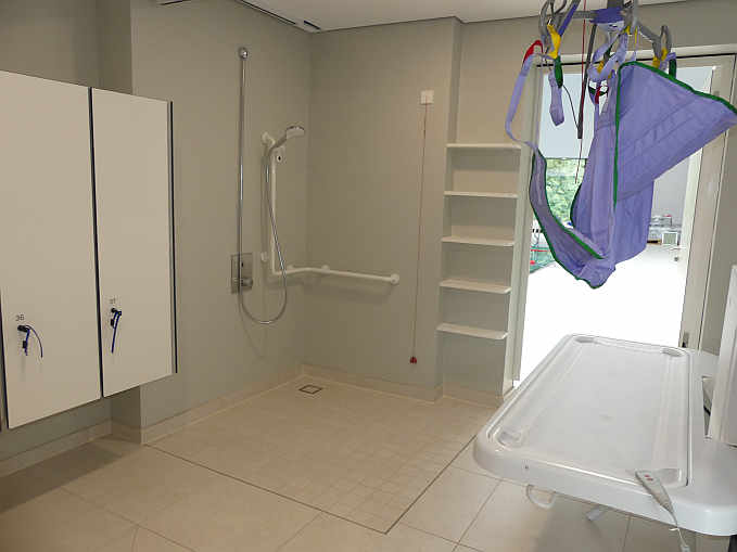Kurze Wege zum Innenschwimmbecken: die »Toilette für alle« mit barrierefreier Dusche und abschließbaren Garderobenschränken<br />Foto: © Mara Sander
