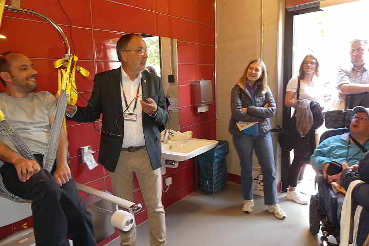 ...mit dem Deckenlifter ist auch das WC-Becken erreichbar.<br>Foto: © Mara Sander