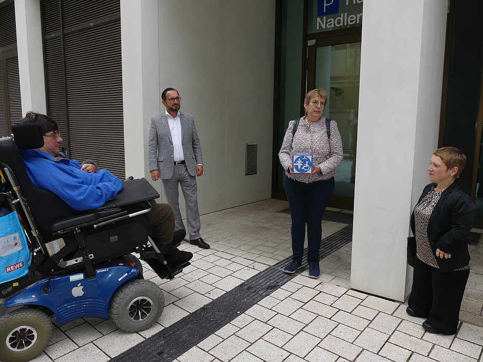 Offizielle Eröffnung der „Toilette für alle“ im Eichareal: Inklusionsbotschafter Pierre Mayer, AWS-Geschäftsführer Markus Töpfer, LVKM-Geschäftsführerin Jutta Pagel-Steidl und Stuttgarts Behindertenbeauftragte Simone Fischer (v.l.n.r.)<br />Foto: © Mara Sander
