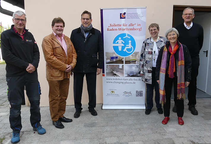 Strahlende Gesichter über die gelungene Umsetzung einer „Toilette für alle“ : v.l.n.r. Installateur Dirk Ebert, Bürgermeister Karlheinz Oehler, Prof. Dr. Erik Schweickert (MdL), LVKM-Geschäftsführerin Jutta Pagel-Steidl, Stefanie Seemann (MdL) und Bruno Kohl (Vorsitzender des Vereins Förderung Behinderter Pforzheim)<br />Foto: © Mara Sander