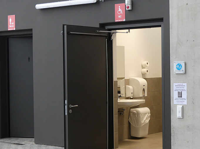 Ganz in der Nähe der Rollstuhlplätze befindet sich die „Toilette für alle“ <br />Foto: Mara Sander