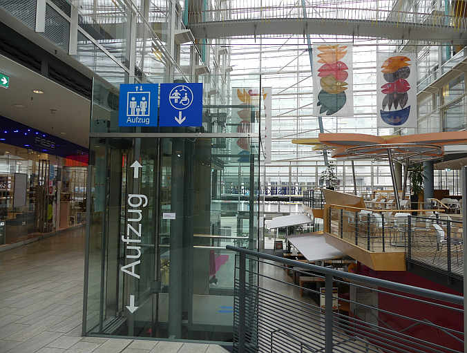 Eine gut sichtbare Orientierungshilfe am Aufzug weist vom Haupteingang kommend den Weg zur „Toilette für alle“ im VolksbankHaus.<br />Foto: Mara Sander