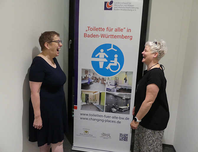 LVKM-Geschäftsführerin Jutta Pagel-Steidl und die Kreisbehindertenbeauftragte Imke Schmid freuen sich, dass im Gebäude B des Landratsamtes eine „Toilette für alle“ geschaffen wurde.<br />Foto: Mara Sander