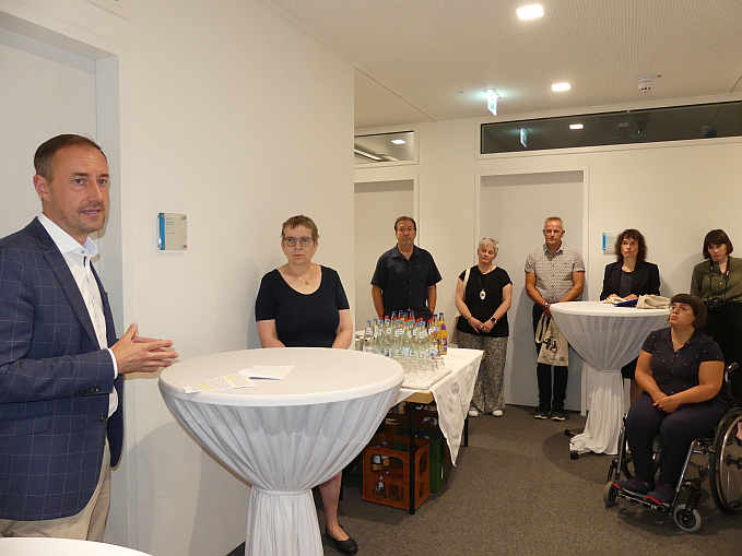 Erster Landesbeamter und stellvertretender Landrat Markus Möller (links) begrüßt die Gäste bei der Eröffnung.<br />Foto: Mara Sander