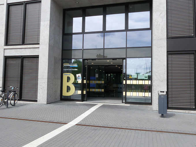 Barrierefreiheit wird groß geschrieben beim Verwaltungsneubau B des Landratsamtes Alb-Donau-Kreis. Taktile Blindenleitlinien führen Besucher direkt zum Eingang und auch im Gebäude weiter zur Info. In dem Neubau sitzt das Dezernat Jugend und Soziales.<br />Foto: Mara Sander