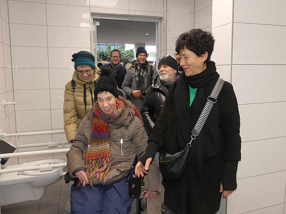 Maike und Petra Riegler aus Nürtingen haben sich viele Jahre für die „Toilette für alle“ eingesetzt. Daher sind die beiden Frauen auch die Ersten bei der offiziellen Eröffnung...<br>Foto: © Mara Sander