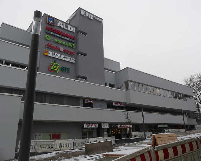 Das Einkaufszentrum Nürtinger Tor hat nun eine „Toilette für alle“ . Diese ist von der Kirchstraße aus direkt zugänglich. Noch sind allerdings die Bauarbeiten noch nicht ganz abgeschlossen.<br>Foto: © Mara Sander