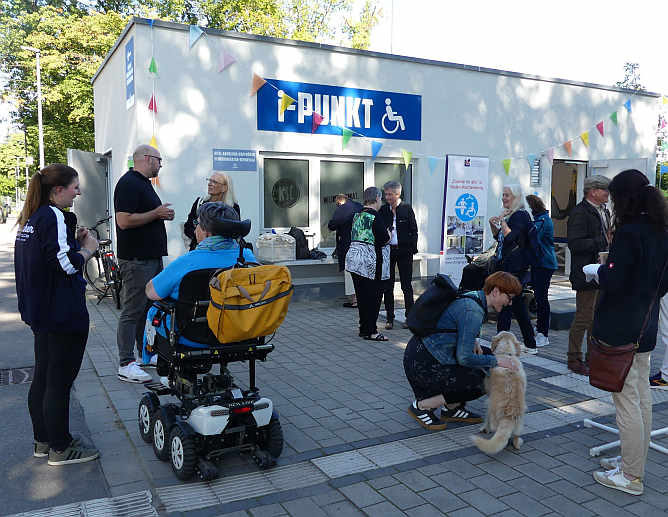 Viele Gäste aus Sport, Selbsthilfe, Kommunalpolitik und Verwaltung kamen zur Eröffnung der „Toilette für alle“ ...<br>Foto: © Mara Sander