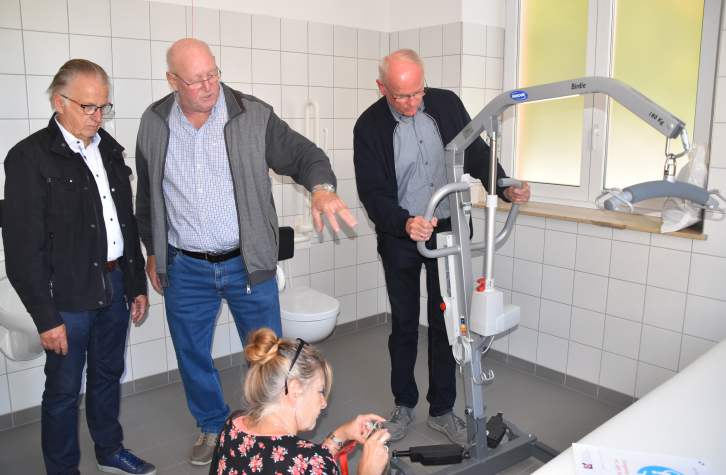 Die Vertreter des Körperbehindertenvereins Ostwürttemberg nehmen die neue »Toilette für alle« genau unter die Lupe und interessieren sich für sämtliche Details.<br />Foto: © Mara Sander