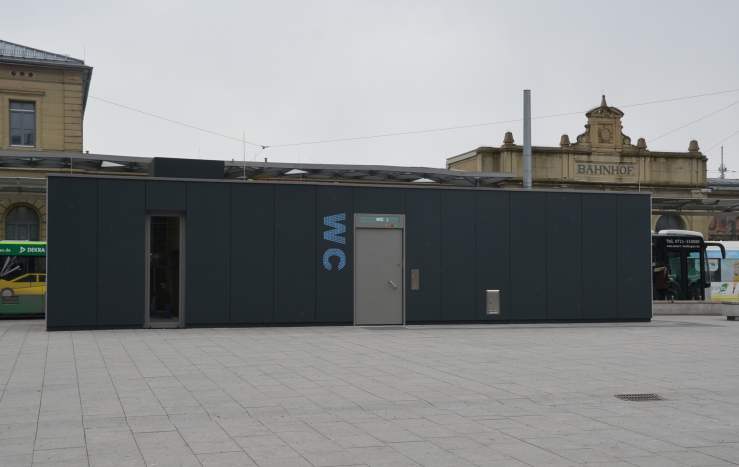 Toilettenanlage „black box“ in Esslingen. Verkehrsgünstig gelegen am Bahnhofsvorplatz zwischen Bahnhof und Bushaltestellen.<br />Foto: © Mara Sander