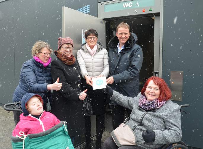 Geschafft! Strahlende Gesichter bei der Übergabe der Plakette »Toilette für alle« am Bahnhofsvorplatz ..<br />Foto: © Mara Sander