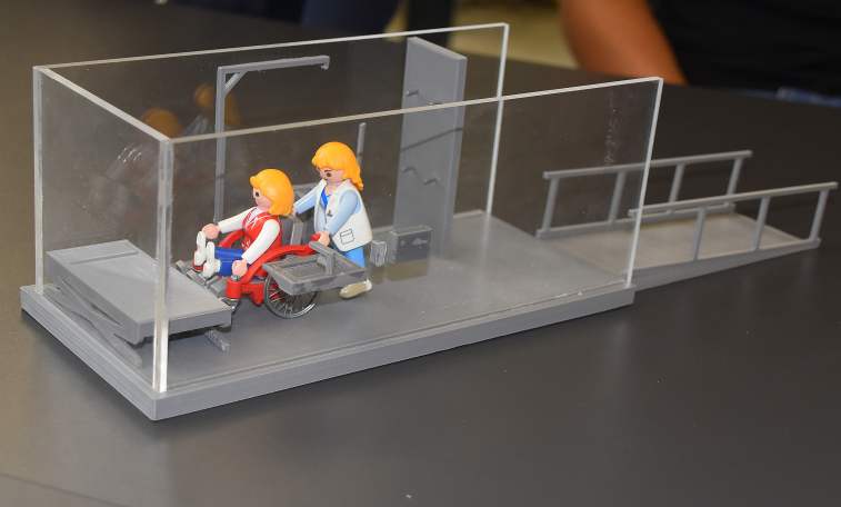 Detailgetreue Gestaltung einer »Toilette für alle / WC4all« im 3-D-Druck, designed by Studierenden der Hochschule Aalen<br />Foto: © Mara Sander