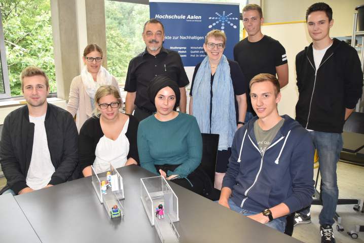 Angehende Wirtschaftsingenieure haben in einem studentischen Projekt von Prof. Dr. Ulrich Holzbaur ein Modell einer »Toilette für alle / WC4all« geschaffen und an LVKM-Geschäftsführerin Jutta Pagel-Steidl überreicht.<br />Foto: © Mara Sander
