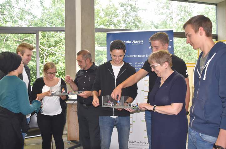 Ein haptisches Erlebnis - mit Playmobilfiguren im Rollstuhl den Raum erfahren. Studierende der Hochschule Aalen bei der Präsentation<br />Foto: © Mara Sander